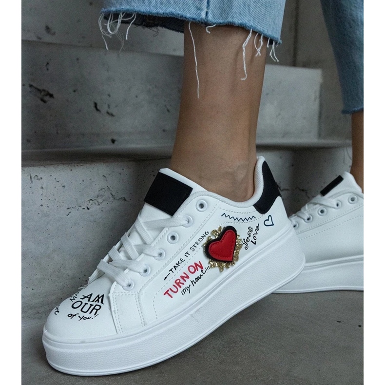 D/CEO Bílé tenisky zdobené nášivkou a nápisy na platformě Etara bílý 1