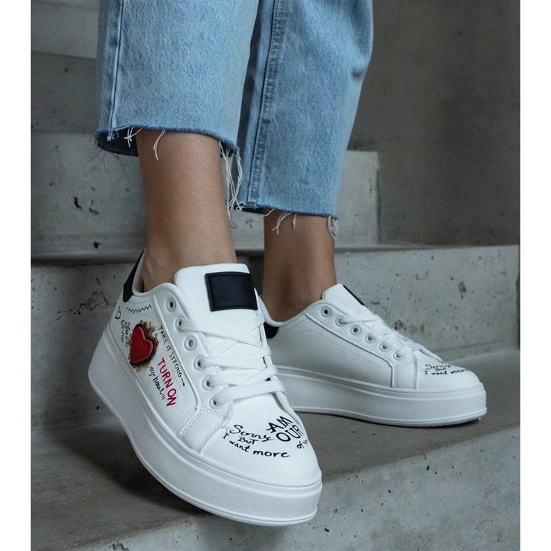 D/CEO Bílé tenisky zdobené nášivkou a nápisy na platformě Etara bílý 2