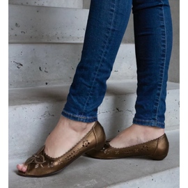 D/CEO Hnědé prolamované balerínky s otevřenou špičkou od Ursull hnědý 2