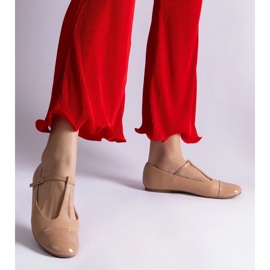 D/CEO Béžové balerínky s patentovanou špičkou, zapínání na sponu Gloriana béžový 2 D/CEO Béžové balerínky s patentovanou špičkou, zapínání na sponu Gloriana béžový 2