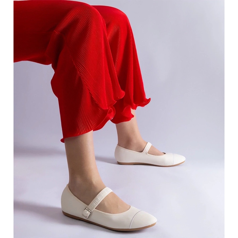 D/CEO Bílé balerínky s matným povrchem, zapínání na přezku Longhola bílý 2