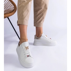 D/CEO Bílé tenisky na plošině zdobené uspořádáním motýlů bílý 2