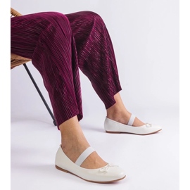 D/CEO Bílé balerínky s gumičkou a ozdobnou mašlí Newton bílý 1 D/CEO Bílé balerínky s gumičkou a ozdobnou mašlí Newton bílý 1