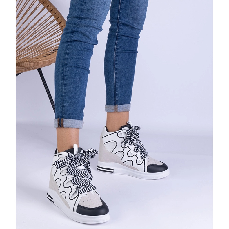 Tenisky bílých žen s tlustými tkaničkami 1