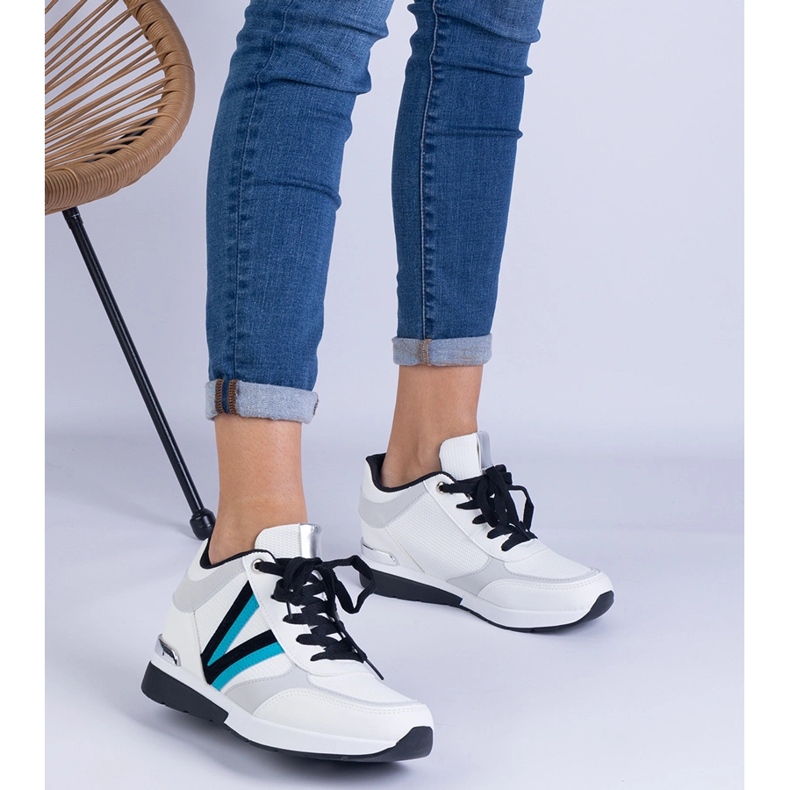 Tenisky bílých žen na skrytém klínu 1