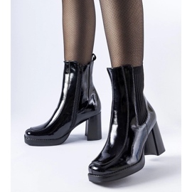 D/CEO Černé lakované kotníkové boty značky Boni černá 1