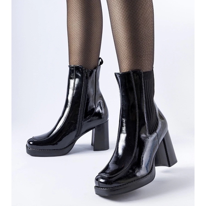 D/CEO Černé lakované kotníkové boty značky Boni černá 1
