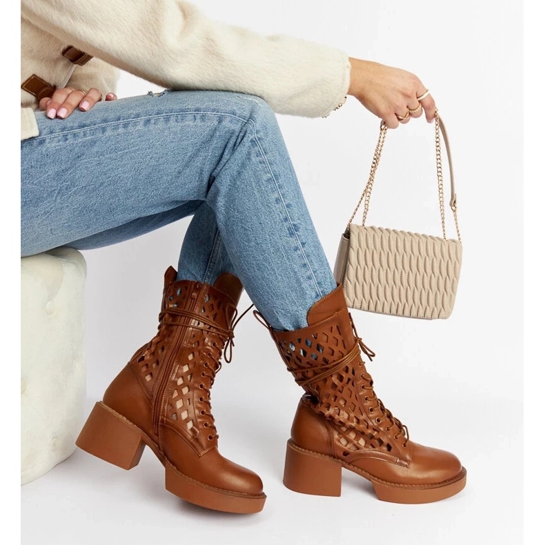 D/CEO Hnědé prolamované kozačky na vysokém podpatku značky Visalia hnědý 1 D/CEO Hnědé prolamované kozačky na vysokém podpatku značky Visalia hnědý 1