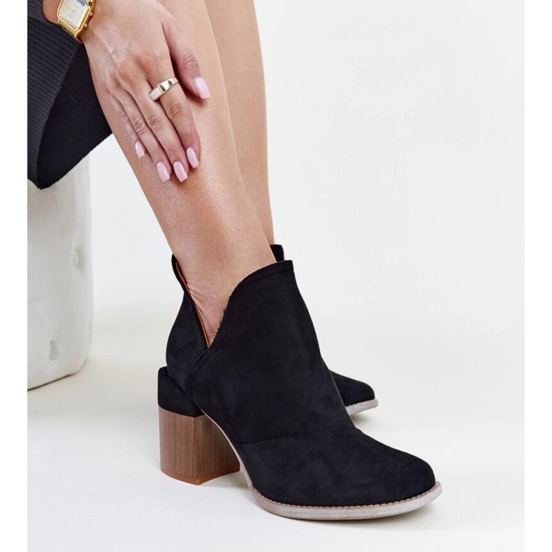 D/CEO Černé asymetrické zateplené kotníkové boty značky Nadica černá 1 D/CEO Černé asymetrické zateplené kotníkové boty značky Nadica černá 1