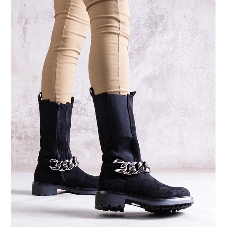D/CEO Černé dámské kotníkové boty zdobené řetízkem Yasarna 1