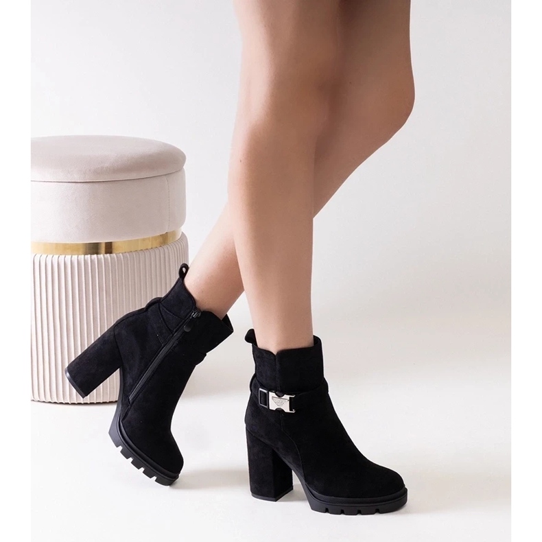 D/CEO Černé kotníkové boty na vysokém podpatku zdobené sponou Torhia černá 1