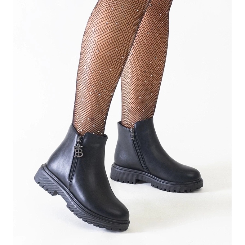 D/CEO Černé kotníkové boty s ozdobným přívěskem na platformě z ekokůže Melane černá 1