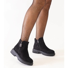 D/CEO Černé kotníkové boty s ozdobným přívěskem na platformě z eko semiše Melane černá 2