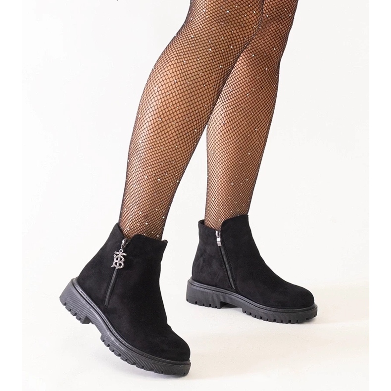 D/CEO Černé kotníkové boty s ozdobným přívěskem na platformě z eko semiše Melane černá 2