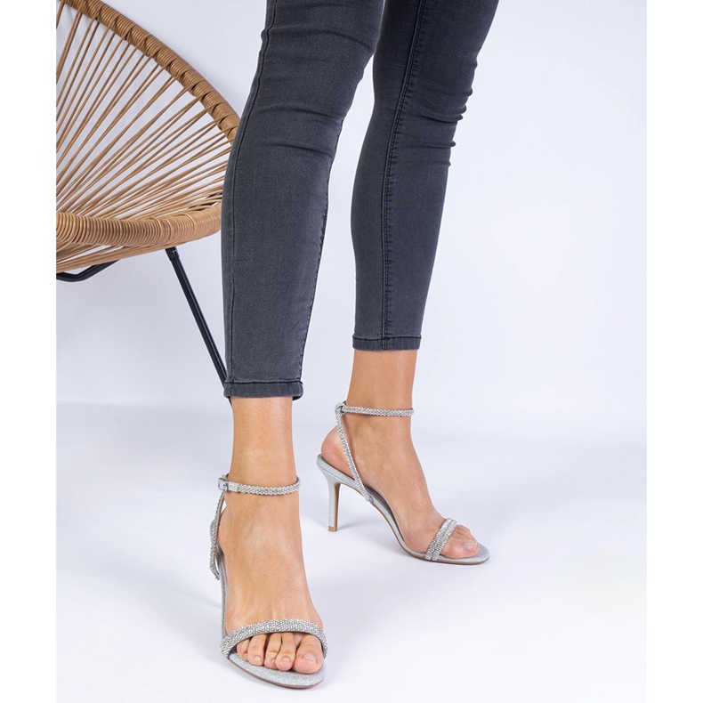 Stříbrné elegantní sandály na vysoké patě zdobené zirkony stříbrný 1 Stříbrné elegantní sandály na vysoké patě zdobené zirkony stříbrný 1