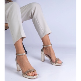 Zlaté elegantní sandály na sloupu se zirkony zlatý 1