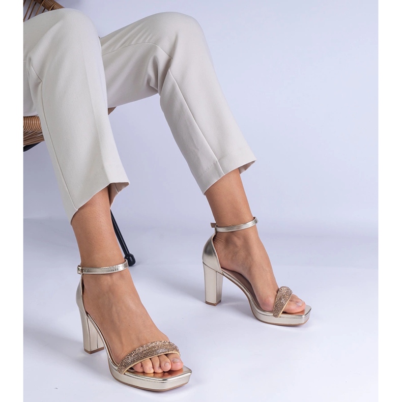 Zlaté elegantní sandály na sloupu se zirkony zlatý 1