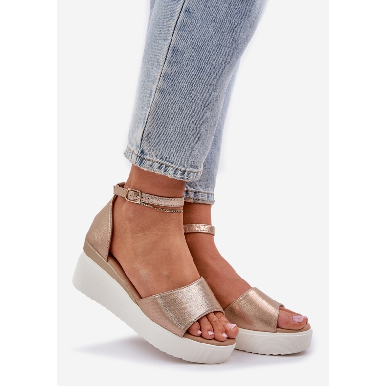 Lehké sandály na plošině a jemné zlaté klíny zlatý 1