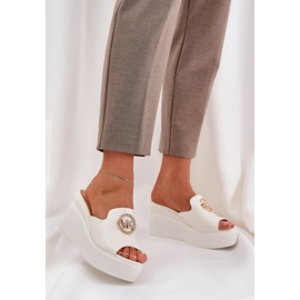Pantofle na plošině a klíny s bílým ozdobou 2
