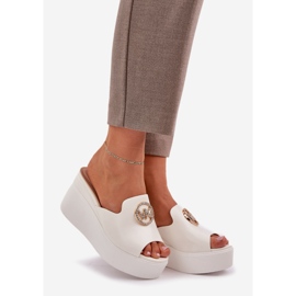 Pantofle na plošině a klíny s bílým ozdobou 1 Pantofle na plošině a klíny s bílým ozdobou 1