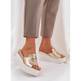 Pantofle na platformě a klíny se zlatým ozdobou 2