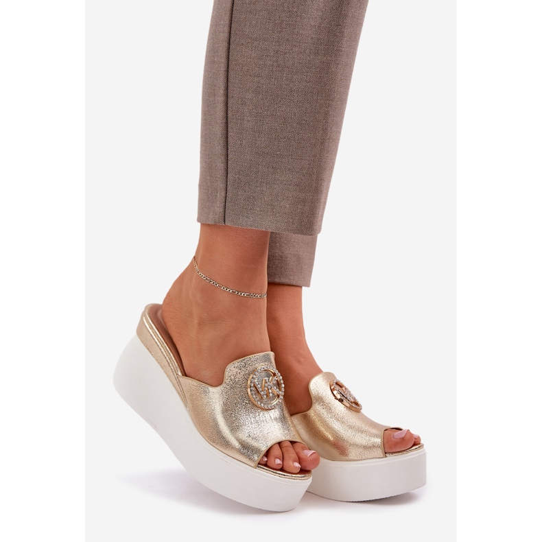 Pantofle na platformě a klíny se zlatým ozdobou 1