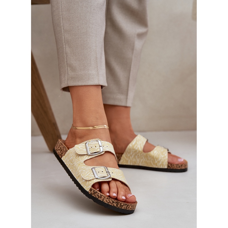 Materiál žabky na korku podrážkou se sponami žlutou žlutá 2 Materiál žabky na korku podrážkou se sponami žlutou žlutá 2