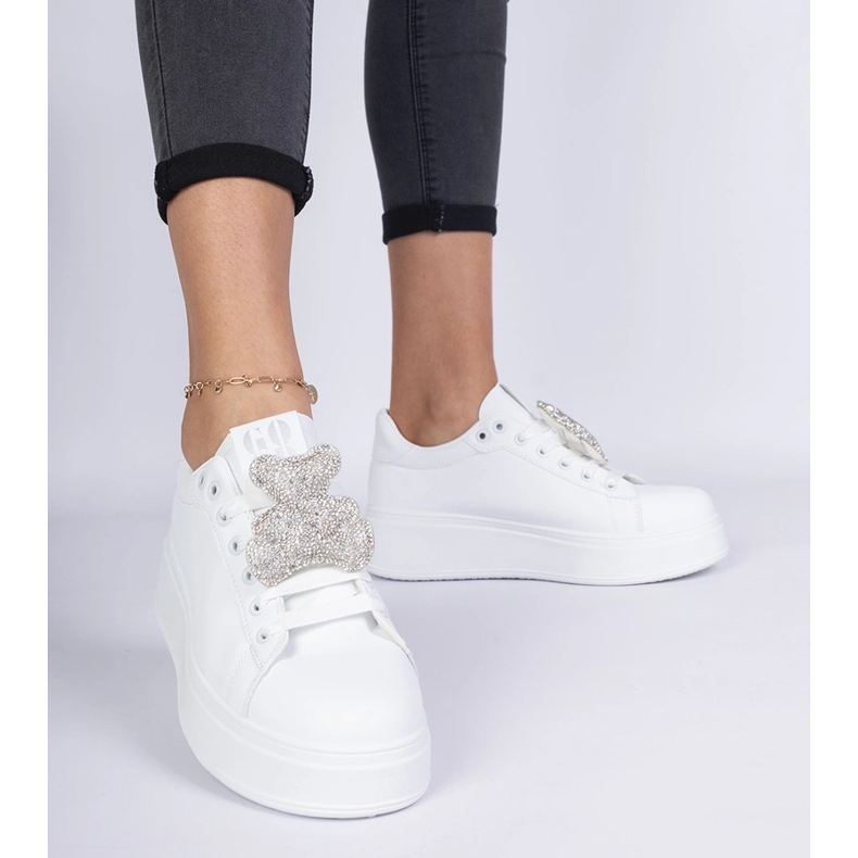 Tenisky bílých žen zdobené medvídkem v kamírech 1