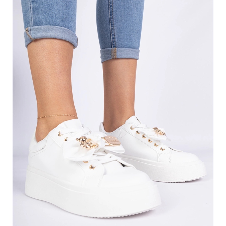 Bílé tenisky zdobené lukem a zlatým medvídkem bílý 1