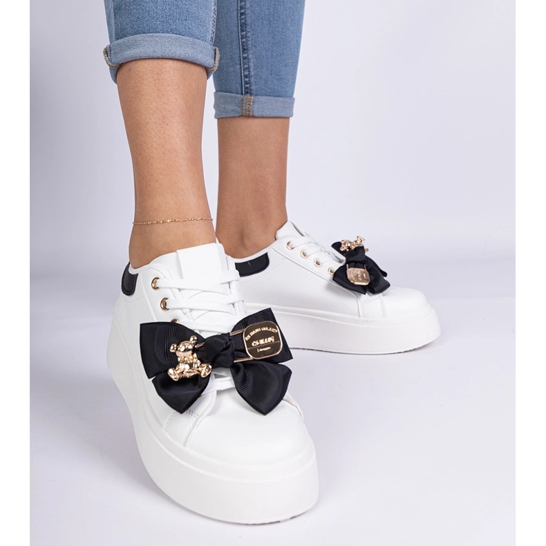 Černé tenisky zdobené lukem a zlatým medvídkem černá 1