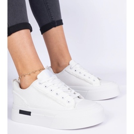 Na platformě materiál bílých dámských materiálů 1