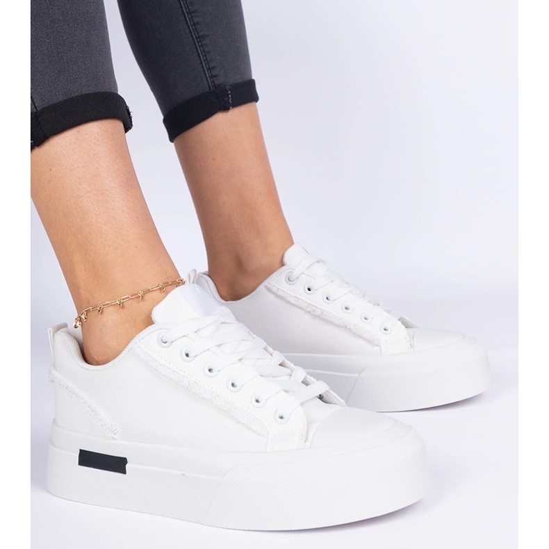 Na platformě materiál bílých dámských materiálů 1