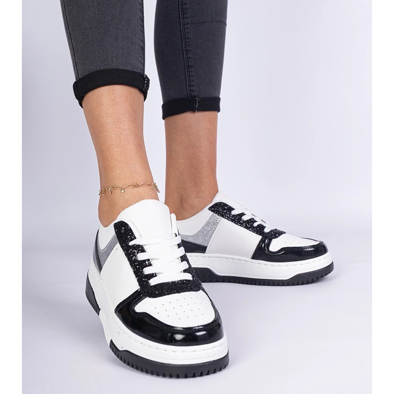 Černé dámské tenisky se silnou podrážkou černá 1 Černé dámské tenisky se silnou podrážkou černá 1