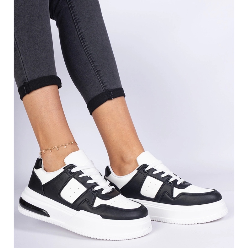 Černobílé dámské tenisky se silnou podrážkou bílý 2 Černobílé dámské tenisky se silnou podrážkou bílý 2