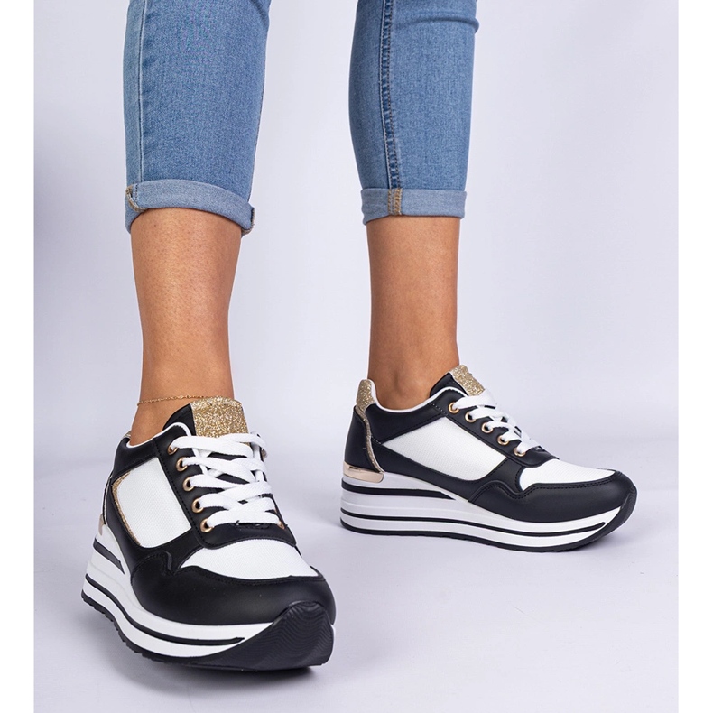 Černé tenisky zdobené třpytem a kovovou vložkou černá 1