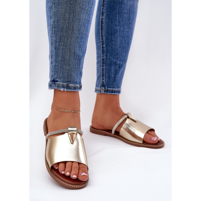 Ploché podpatky s ekologickou koženou plochou s ozdobným zlatým popruhem 2