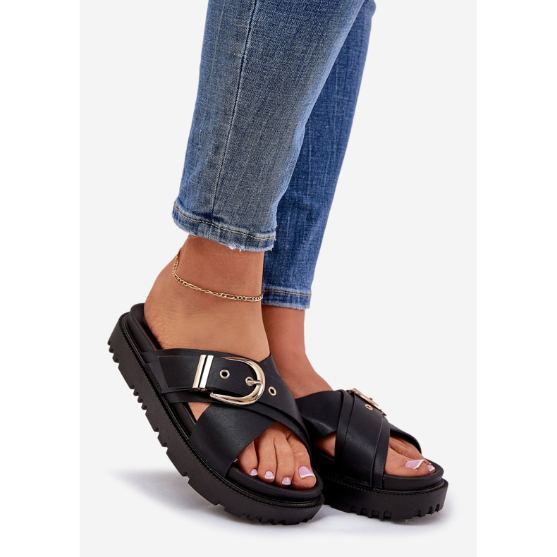 Pantofle na platformě s černou sponou černá 1