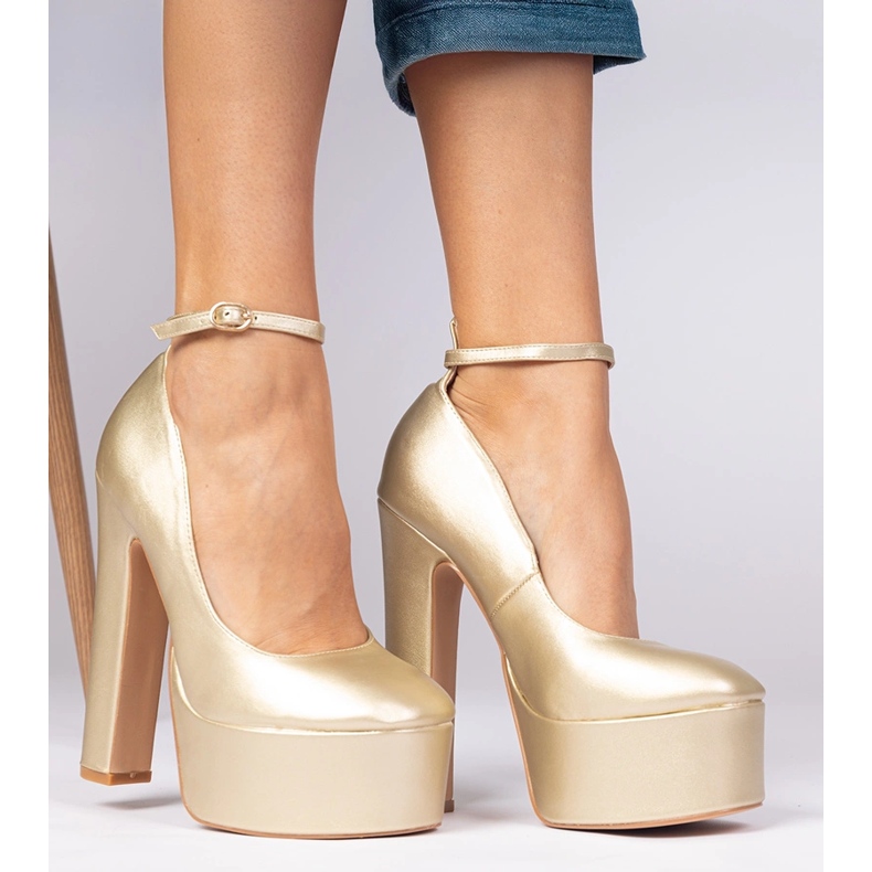 Zlaté kovové čerpadla na vysokém sloupku zlatý 2