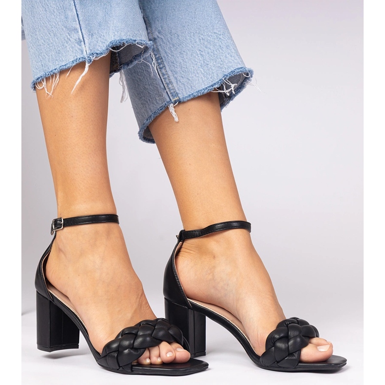 Černé sandály na příspěvku zakryté černá 1