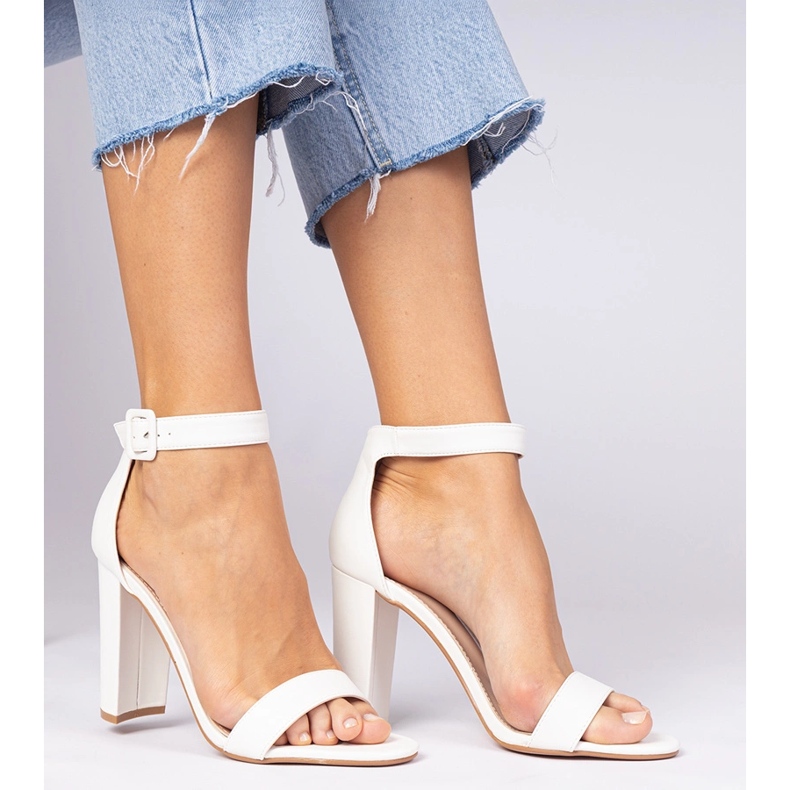 Bílé sandály na sloupku připevněné na kotníku bílý 1