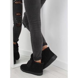 Černá emusie s ušima B198 černá 2 Černá emusie s ušima B198 černá 2