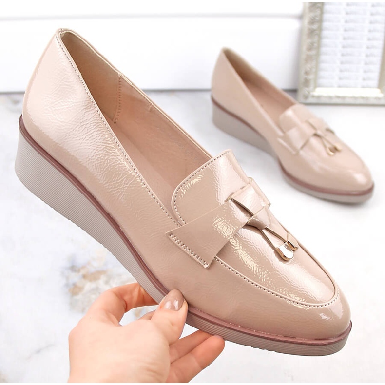 Dámské slip-on boty na klínku, lak béžové, Vinceza 58266 béžový 2 Dámské slip-on boty na klínku, lak béžové, Vinceza 58266 béžový 2