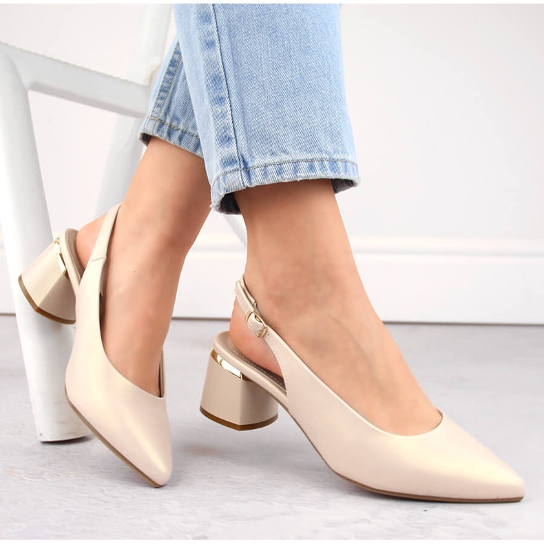 Dámské elegantní béžové perleťové sandály s plnou špičkou Sergio Leone SK175 béžový 2