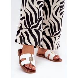 Ploché žabky s výřezy a bílou dekorací bílý 2 Ploché žabky s výřezy a bílou dekorací bílý 2