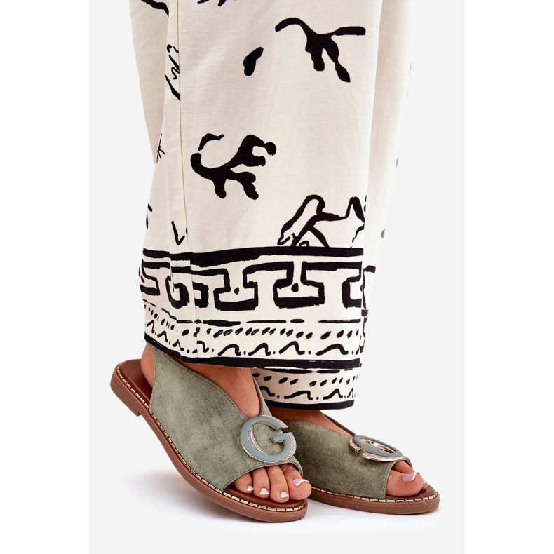 Ploché sandály se zeleným ozdobou zelená 1