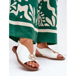 Ploché elegantní sandály s bílou dekorací bílý 2 Ploché elegantní sandály s bílou dekorací bílý 2
