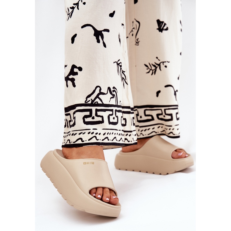 Dámské pěnové pantofle na platformě Big Star RR274A569 béžový 2 Dámské pěnové pantofle na platformě Big Star RR274A569 béžový 2