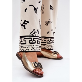 Jezzi Ploché sandály s ekologickou koženou dekorací zlatý 2 Jezzi Ploché sandály s ekologickou koženou dekorací zlatý 2