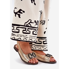 Jezzi Ploché sandály s ekologickou koženou dekorací zlatý 1 Jezzi Ploché sandály s ekologickou koženou dekorací zlatý 1