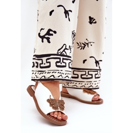 Jezzi Dámské sandály s plochou s bílou dekorací bílý 2 Jezzi Dámské sandály s plochou s bílou dekorací bílý 2